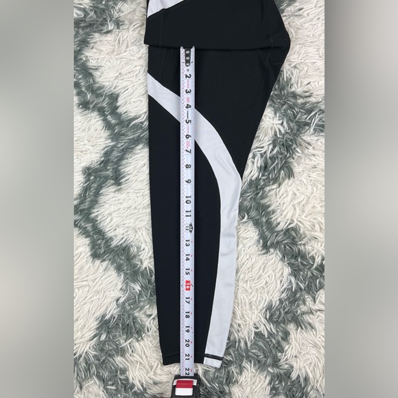 Athleta Women's Salutation Stash Pocket 7/8 Tight Black White Leggings Sz Medium - Picture 9 of 10